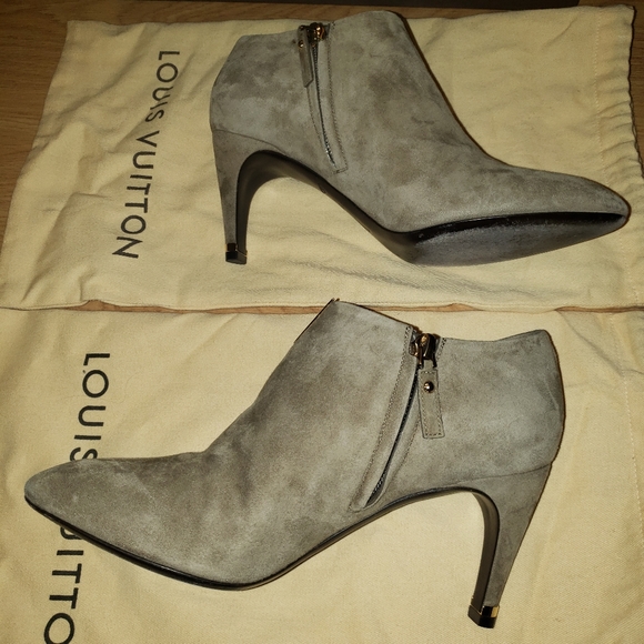Louis Vuitton suede V Bahiana booties size 38 **Read Details ** - Picture 2 of 13